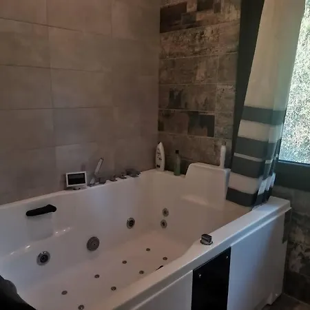 Aidipsos Villa *